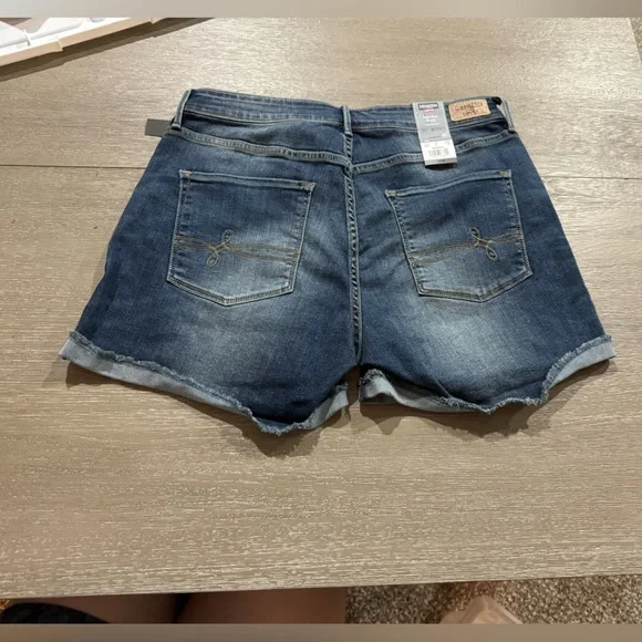 Women’s Levi’s high-rise shorts. Size 10. New with tags - Picture 2 of 4